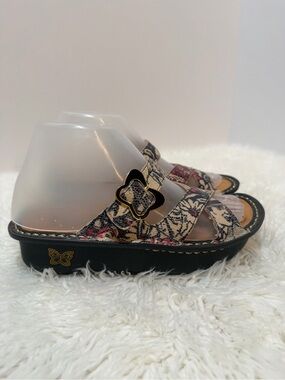Womens Algeria Sz 35 Floral Butterfly Sandals in Multi-Color